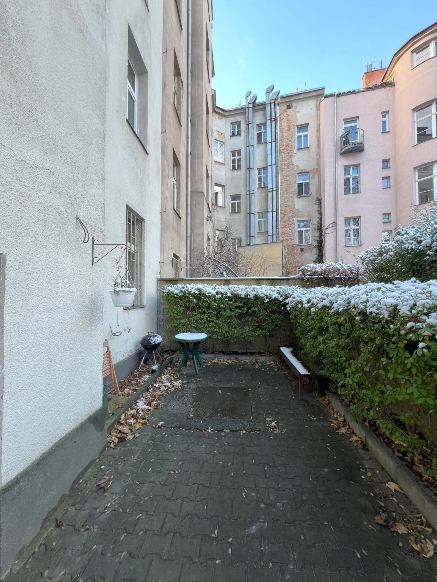 Cozy Garden Apartment In The Heart Of Прага Экстерьер фото